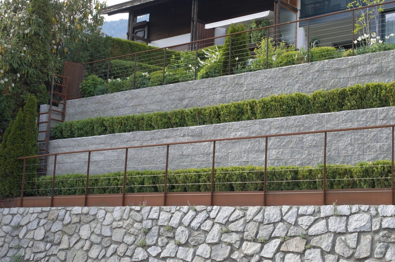Ringhiera in acciaio corten in un giardino altoatesino