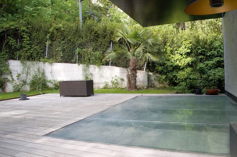 Terrazza in vetro nel giardino
