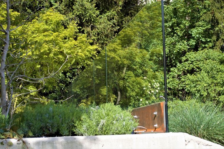 Acciaio corten e vetro nel giardino