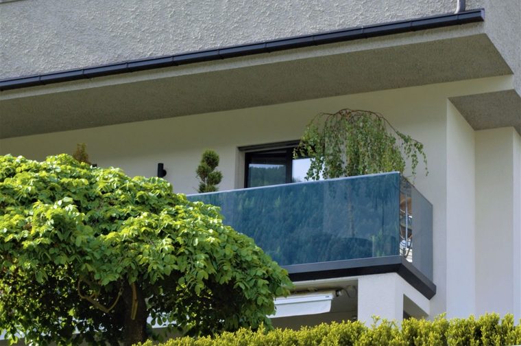 Ringhiera in vetro sul balcone di una casa privata