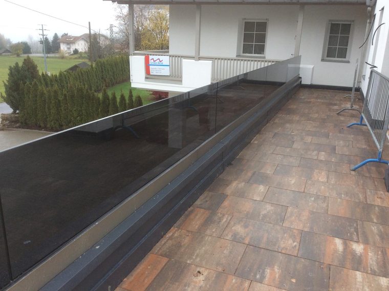 Ringhiera in vetro su una terrazza