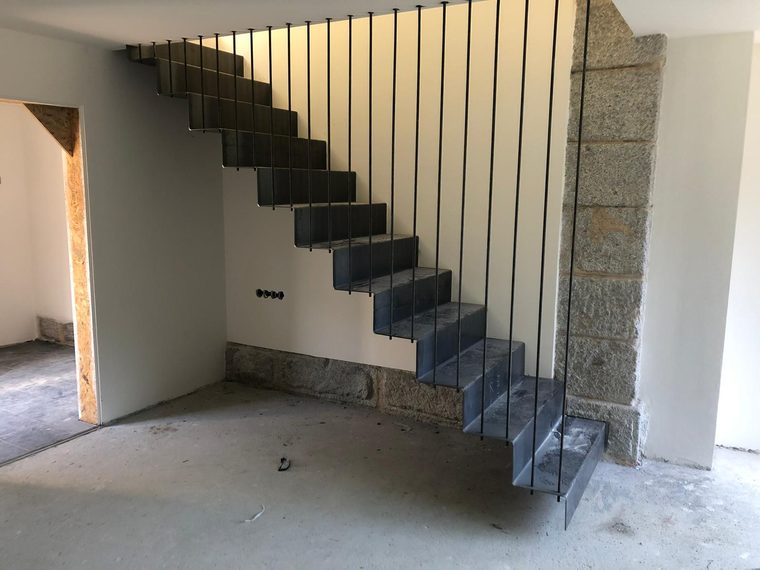Scala in acciaio al grezzo