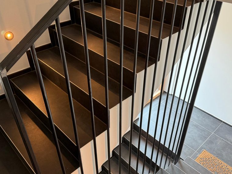 Scala in acciaio con ringhiera a barre