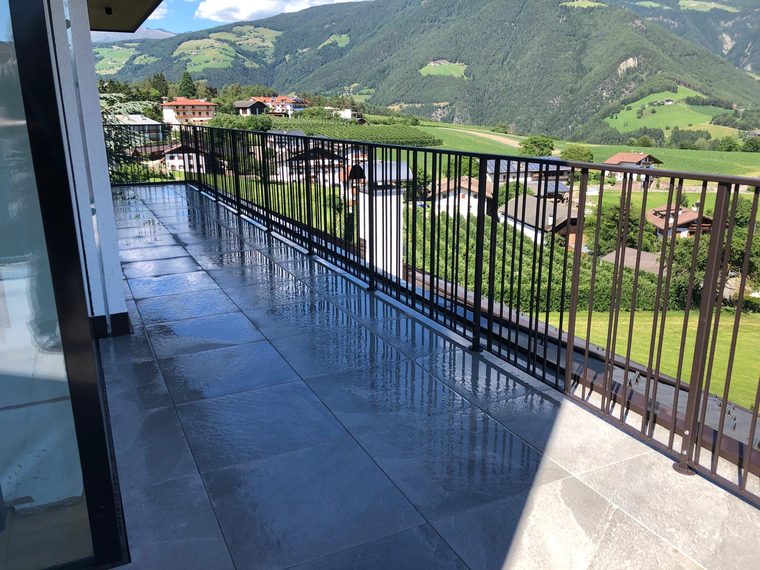 Ringhiera a barre su una terrazza coperta