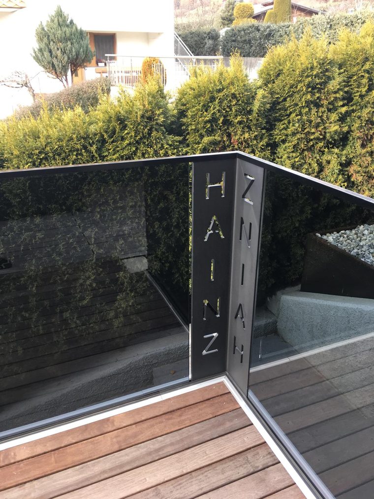 Ringhiera in vetro con targa in acciaio