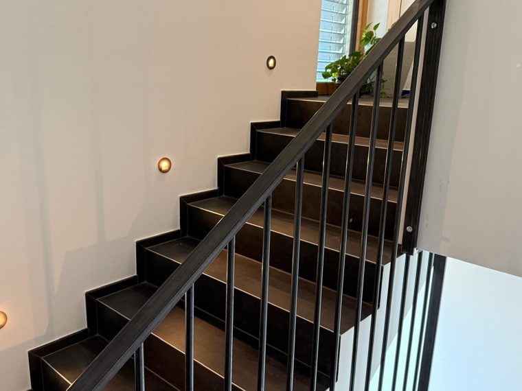 Scala interna in acciaio con ringhiera a barre