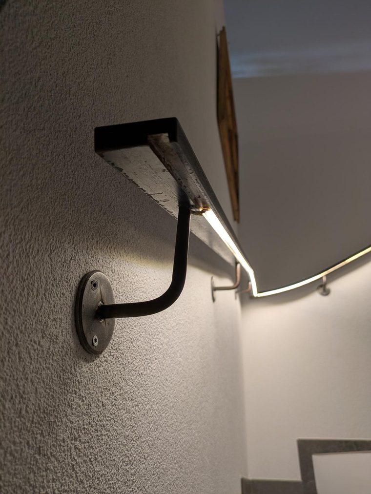 Corrimano a parete con illuminazione indiretta