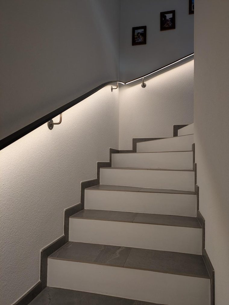 Corrimano nel vano scale con luce LED