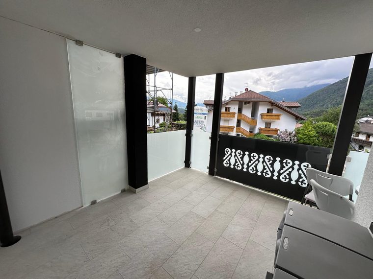 Ringhiera per balcone con pannelli decorati