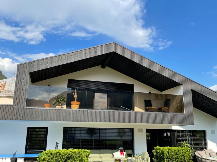 Ringhiera in vetro su una casa moderna