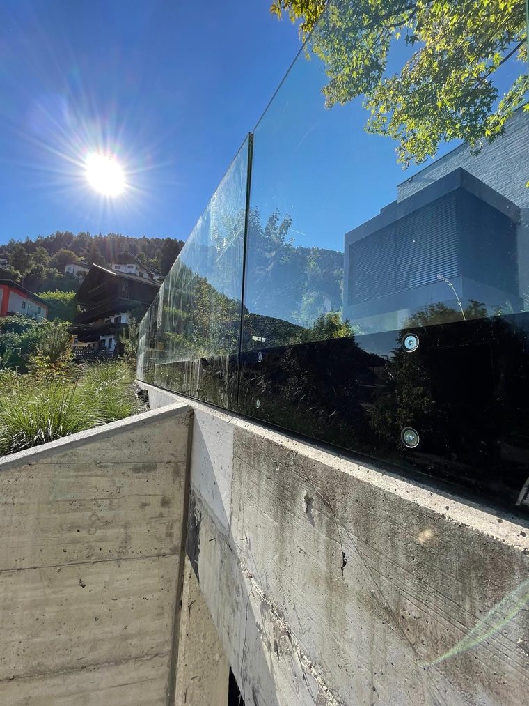 Ringhiera in vetro su un muro di giardino