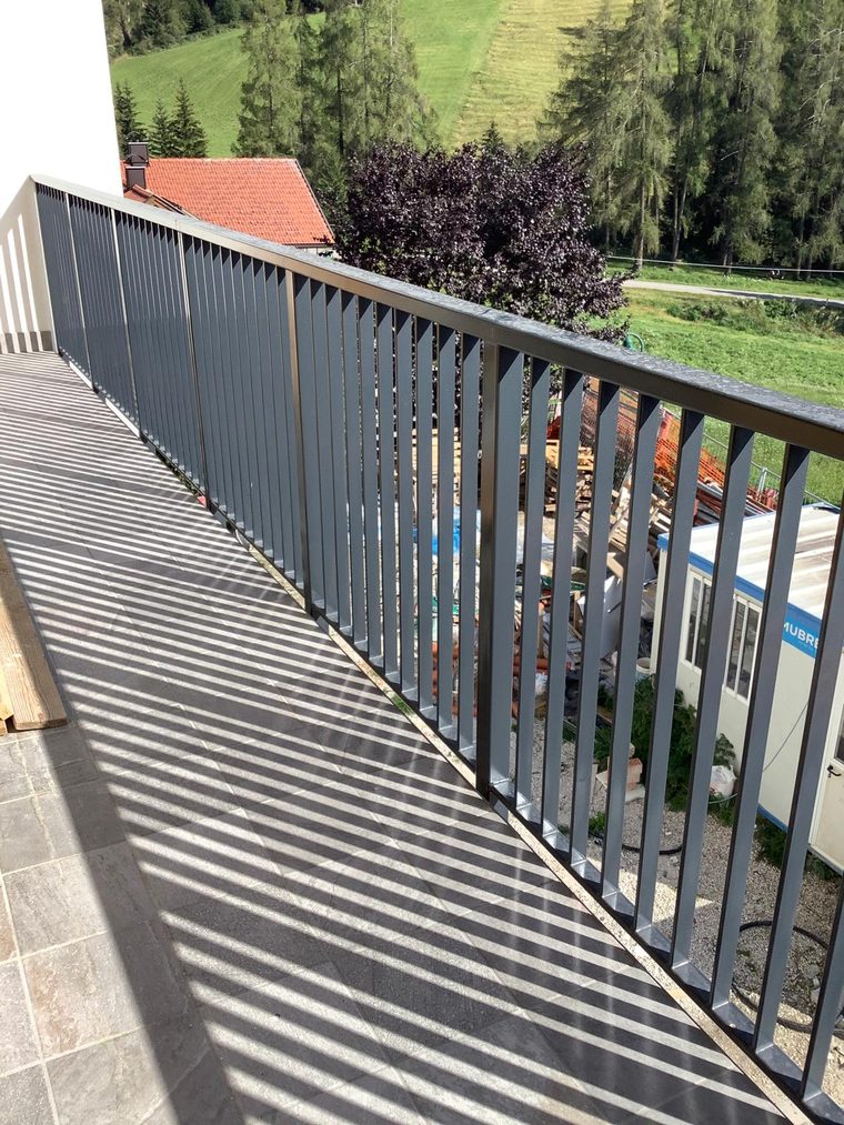 Ringhiera a barre su una terrazza