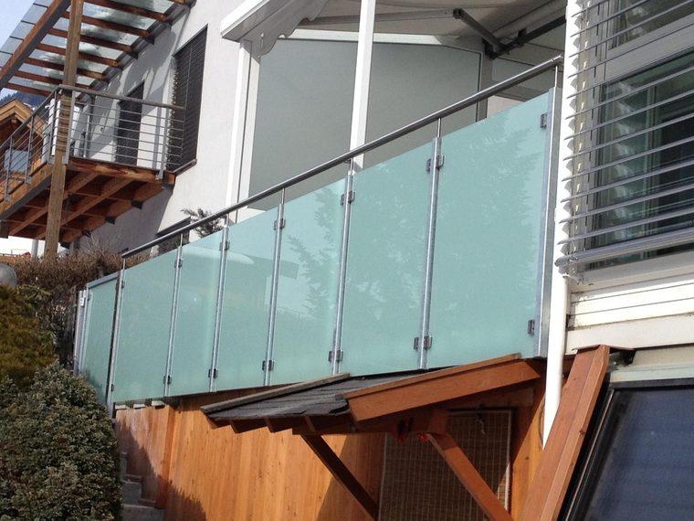 Ringhiera per balcone in vetro satinato