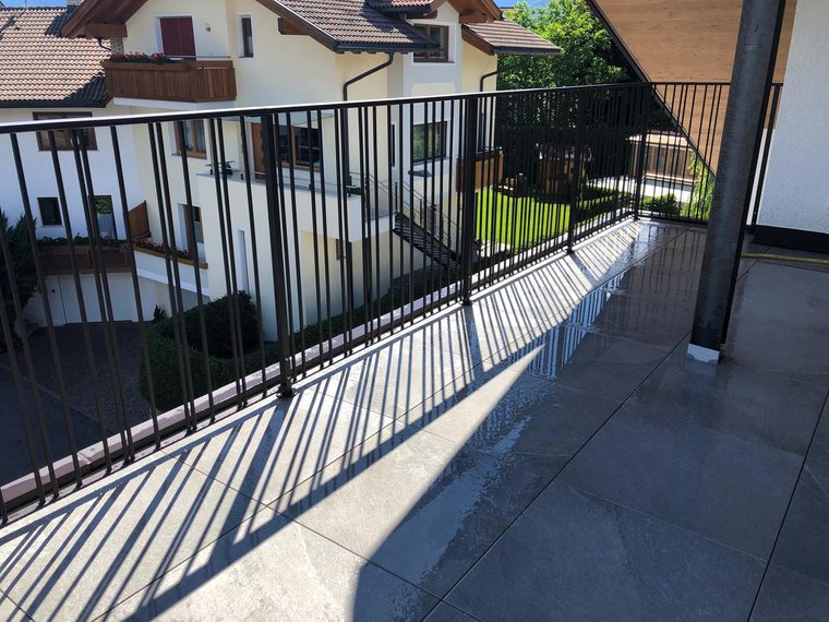 Ringhiera per balcone a barre verticali