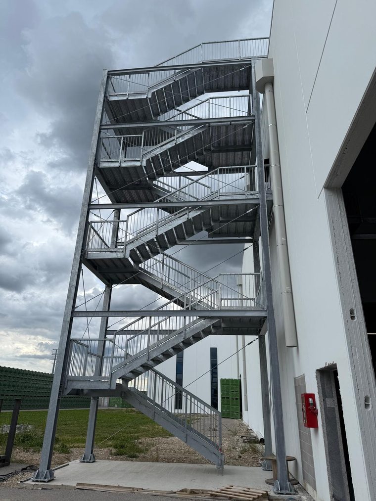Torre scale in acciaio su un edificio industriale