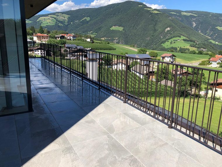 Ringhiera per balcone con vista sulla valle