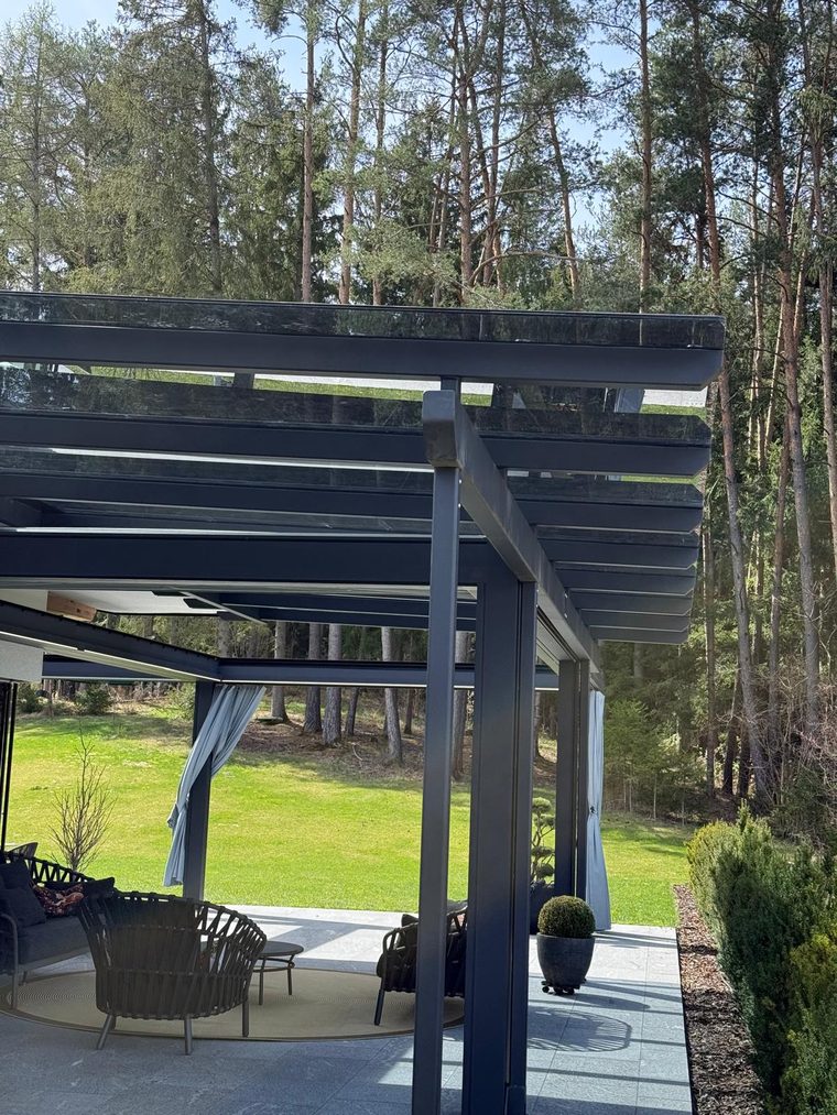 Pergola in acciaio con tetto in vetro