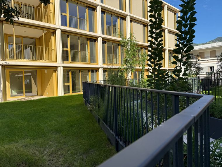 Geländer mit Handlauf an der Rasenfläche